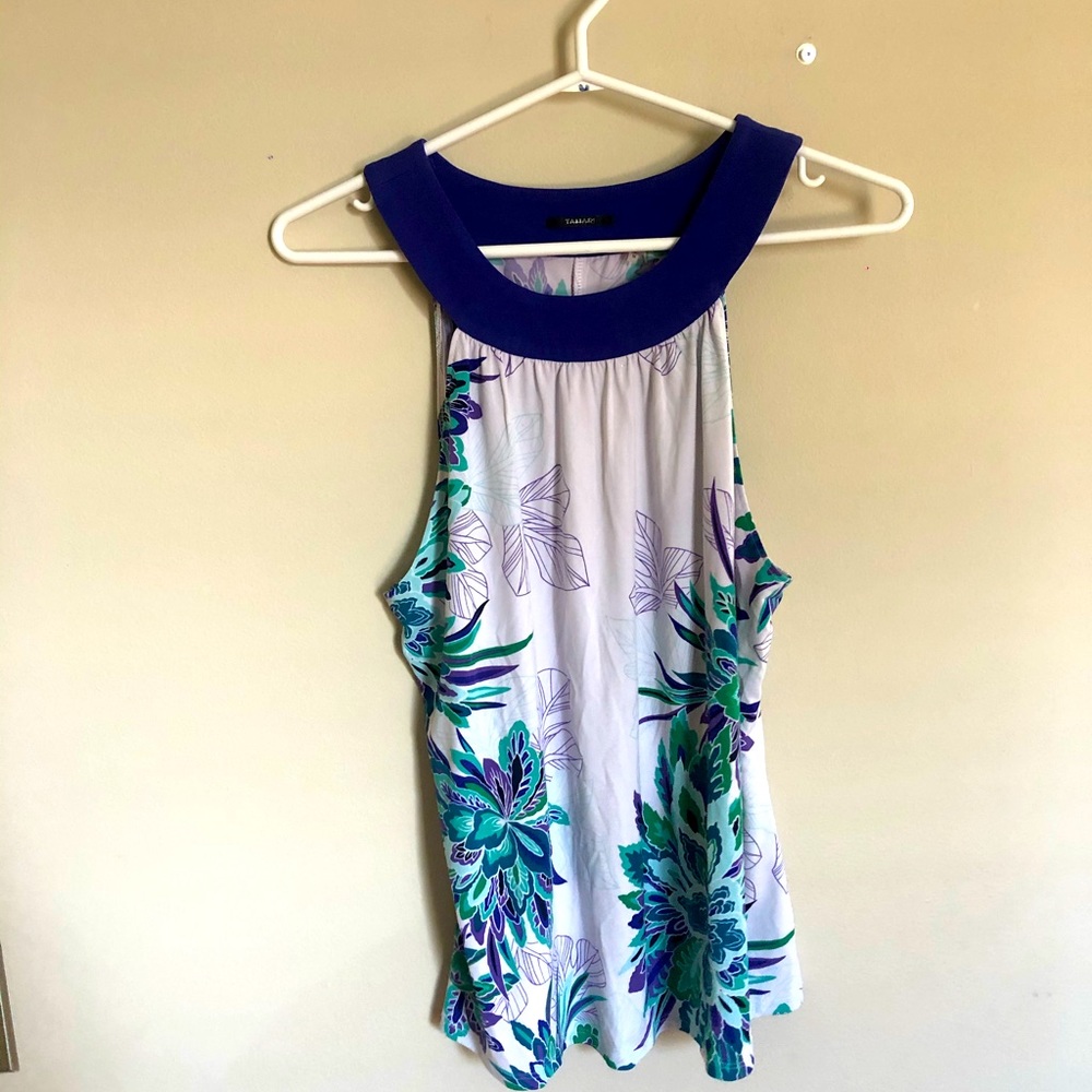 Sleeveless halter style top